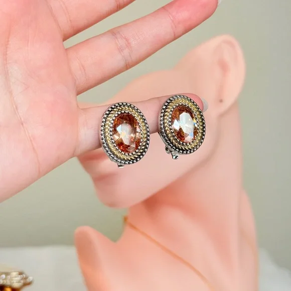 ⚜️ Elegant Gold and Brown Oval Clip-On Earrings - Picture 4 of 7